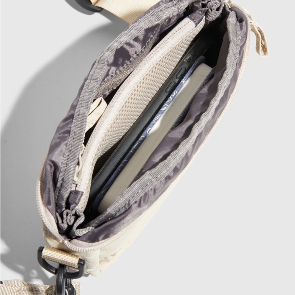 United By Blue (Re)active™ 2L Convertible Crossbody in sand - Picture 4 of 8